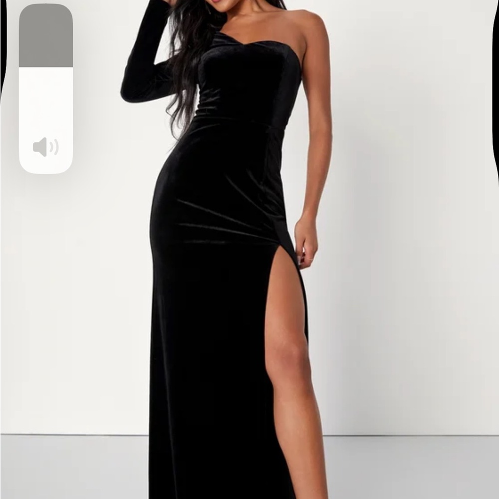 Elegant Black Velvet One-Shoulder Gown